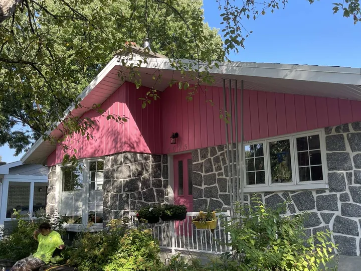 Bungalow en pierre au revêtement rouge repeint