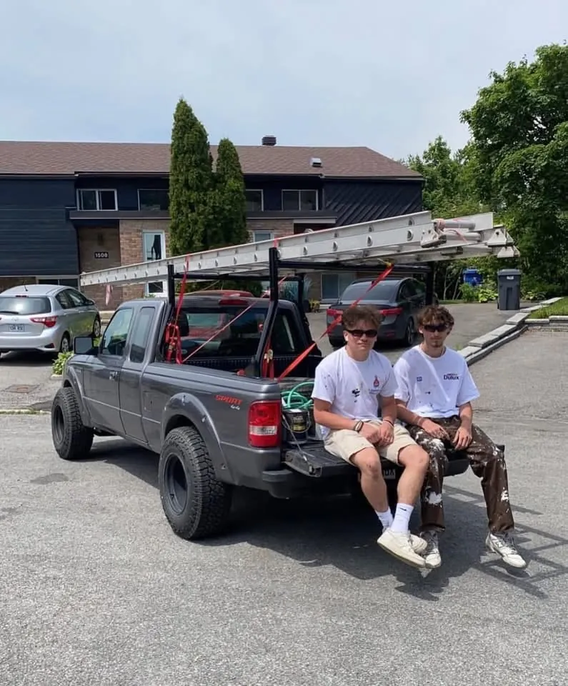 L'équipe de Peintres Urbains devant son camion