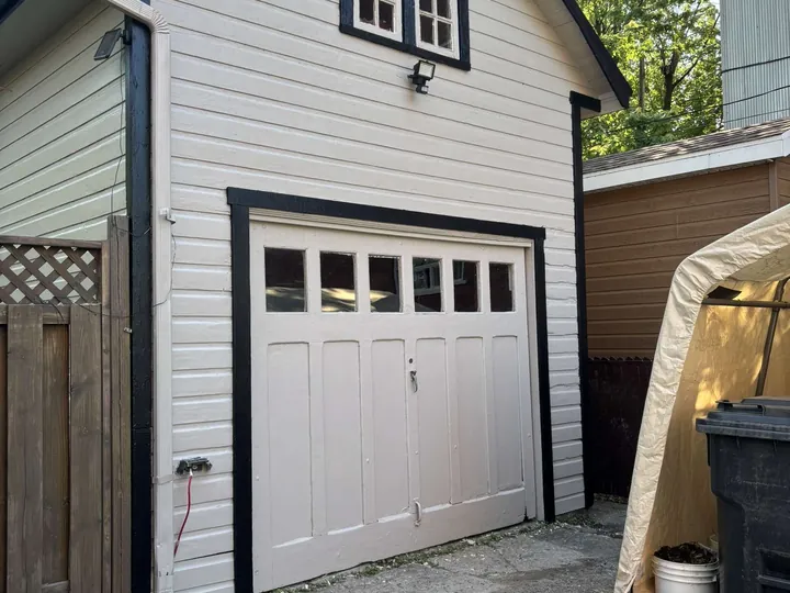 Garage blanc aux contours noirs repeint