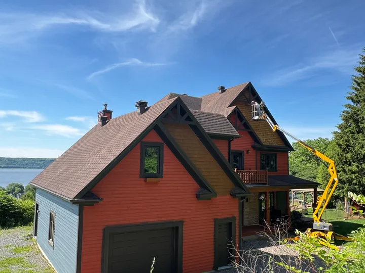 Maison orange repeinte à l'aide d'une nacelle