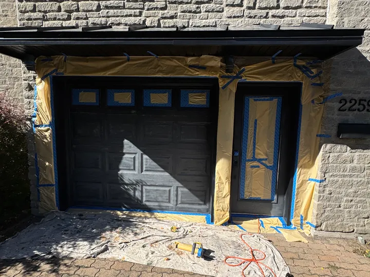 Portes de garage et d'entrée masquées avant la peinture