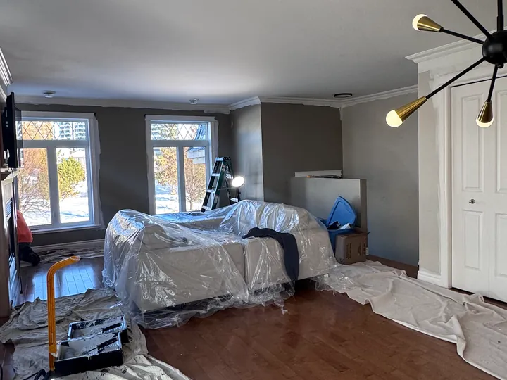 Salon protégé par des bâches pendant les travaux de peinture