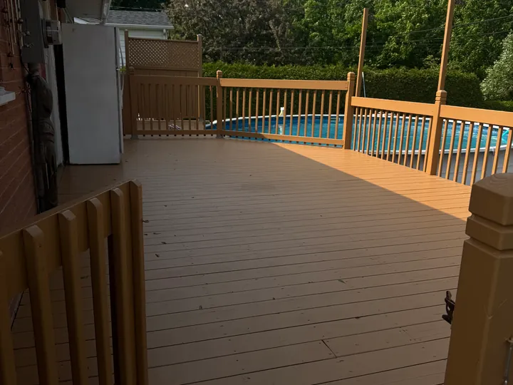 Terrasse de piscine en bois peinte en beige