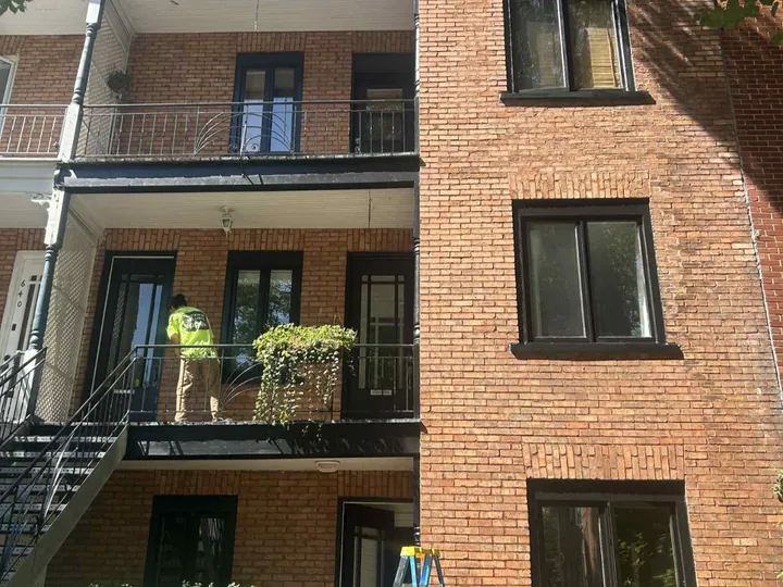 Triplex en brique avec balcons repeints
